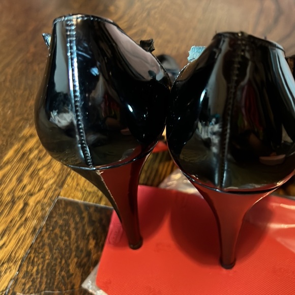 Christian Louboutin SZ8 4” heel black patent leather needs TLC red souls $16 - Picture 3 of 8